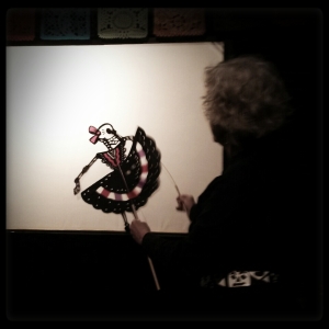 Al frente del escenario, Deb Chase nos muestra como opera las marionetas.
